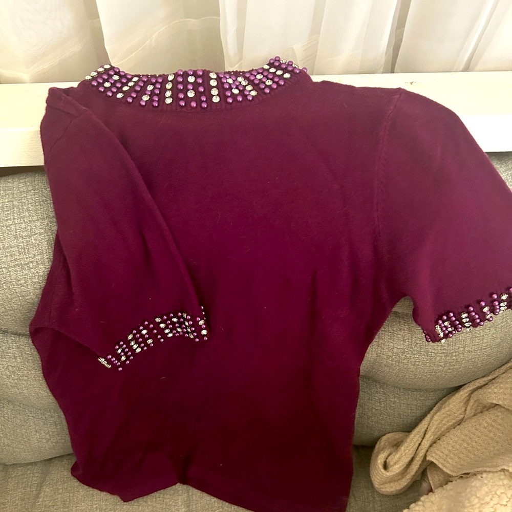 Adorable lightweight sweater make it yours today.